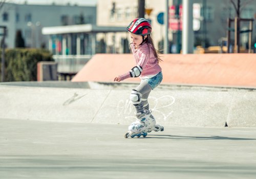 Como ensinar uma criança a andar de patins inline Sou Mamãe