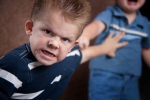 Crianças agressoras: pais que defendem sua má conduta