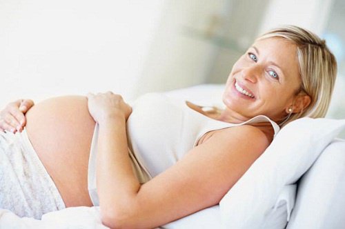 mulher-gravida-deitada-feliz