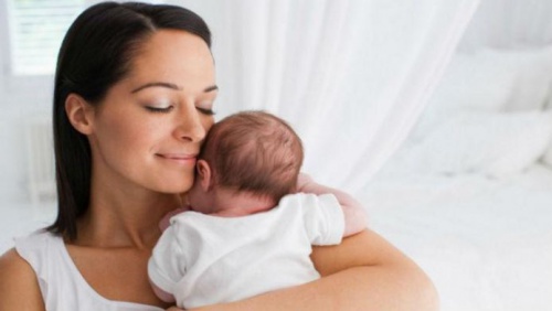 Como colocar o bebê para arrotar e aliviar as cólicas?