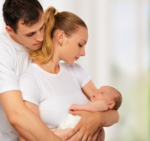 A chegada do bebê fortalece o amor entre os pais