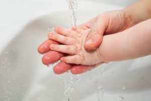 10 truques para cortar as unhas do seu bebê sem morrer tentando
