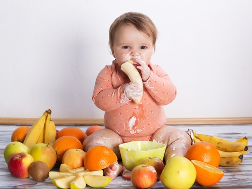 Os 7 alimentos que você nunca deve dar ao seu bebê