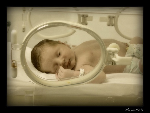 Quais cuidados especiais um bebê prematuro precisa?