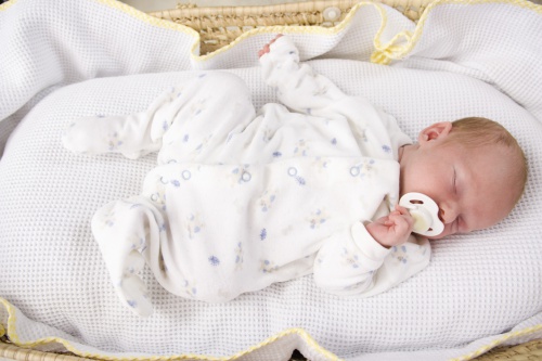 Em que posição os bebês devem dormir?