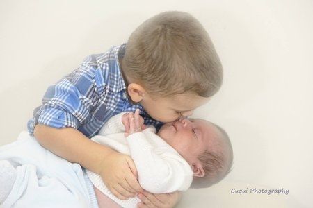 crianca-beija-bebe
