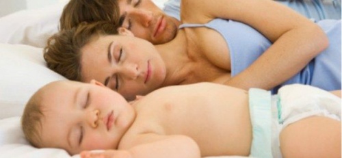 familia-dormindo-500x231