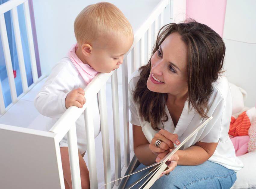 mae-contando-historia-para-bebe
