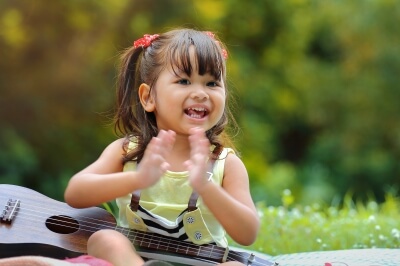 9 Benefícios da música no desenvolvimento de bebês e crianças