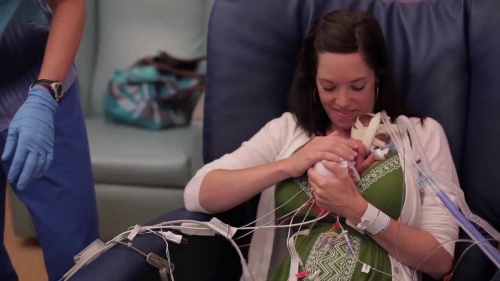Este vídeo mostra que o amor fortalece os bebês prematuros