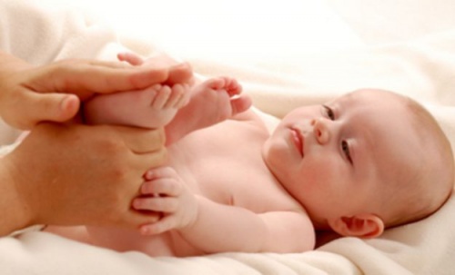Os benefícios de fazer massagem nos bebês