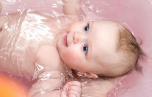 O banho, um doce relaxamento para o bebê