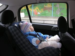 Por que você não deve colocar seu filho no carro com casaco