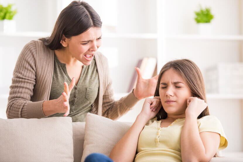 Coisas que os pais fazem que podem levar as crianças a chorar