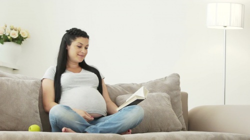 Ler para o bebê durante a gravidez é benéfico?