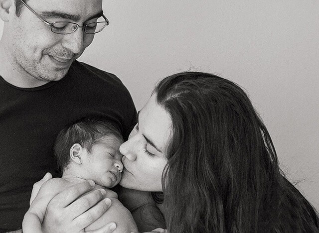 crianças imitam os pais