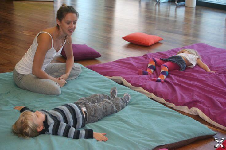 “Brincadeira” com muitos benefícios: yoga infantil
