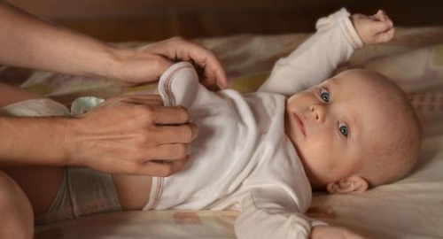 É conveniente acordar o bebê para trocar a fralda?
