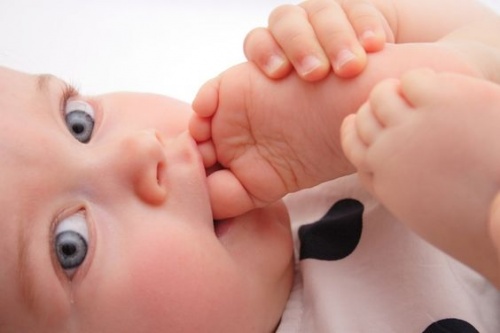 Bebês descalços: mais felizes e inteligentes?