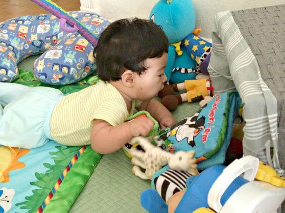 benefícios de engatinhar