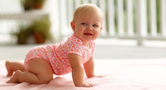 benefícios de engatinhar