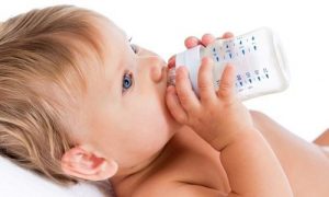 Um bebê com menos de 6 meses deve beber água?