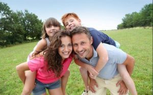 Crianças felizes mesmo com limitações no orçamento