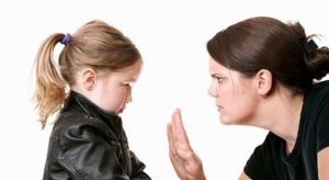 Saiba como educar uma criança indiscreta