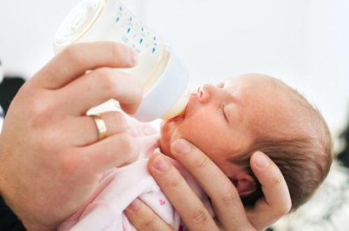 o que fazer quando bebê recusa a mamadeira