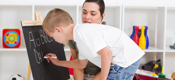 A caligrafia é algo com o que as crianças não se importam muito. Então estás nas suas mãos! Veja, neste artigo, 5 dicas para ajudar a melhorar a letra do seu filho.