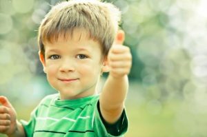 A partir de que idade as crianças devem aprender boas maneiras?