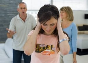 Como corrigir o comportamento rebelde do seu filho adolescente