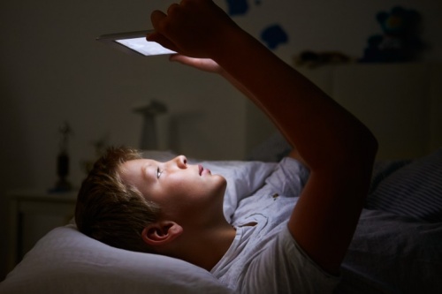 Crianças que ficam acordadas até tarde são mais propensas a sofrer distúrbios