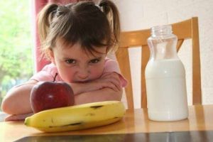 Como agir com crianças teimosas para comer?