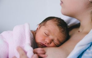 Familiares: após o parto não peguem o bebê no colo antes da mãe