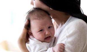 O terrível momento em que você derruba seu bebê pela primeira vez