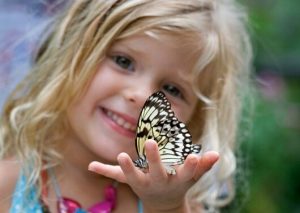 As crianças são como borboletas no céu