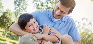 Os benefícios das cócegas nas crianças