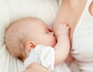 O que é o leite materno de transição? Informações e conselhos