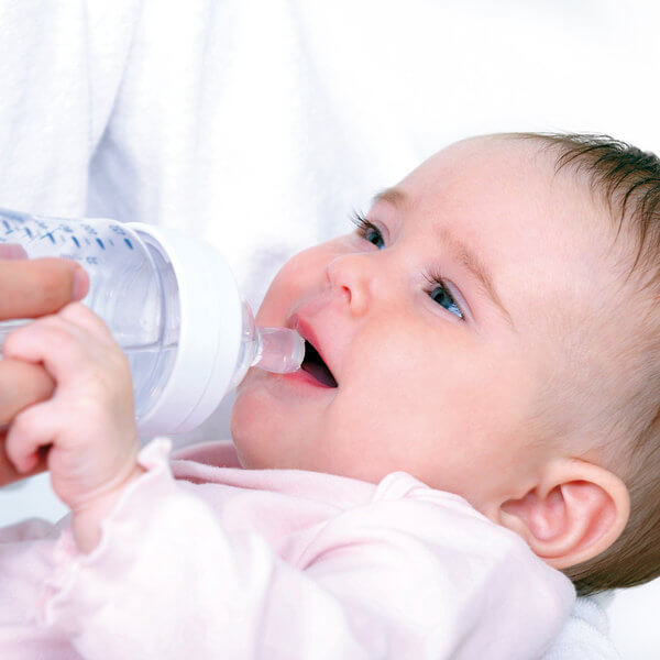 quanta água seu bebê precisa tomar