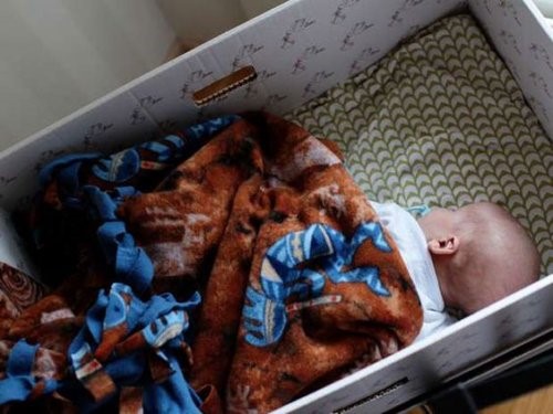 Bebês que dormem em caixas: moda ou saúde?