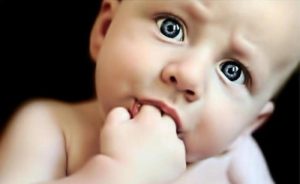 Chupar o dedo pode trazer benefícios à saúde das crianças