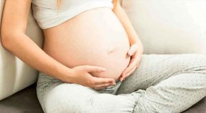 A polícia a levou para induzir o parto