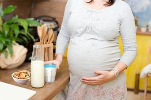 Gravidez: os 5 benefícios do leite de amêndoas