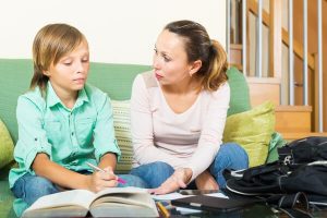 O que não fazer ao ajudar seu filho com as tarefas escolares