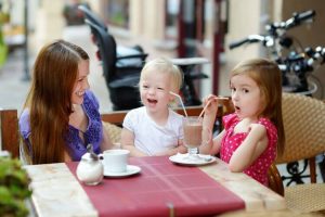 Como manter uma criança pequena entretida no restaurante