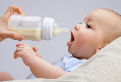 Posso misturar leite materno com leite de fórmula?