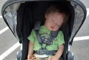 As pessoas me criticam porque eu ainda carrego meu filho no carrinho