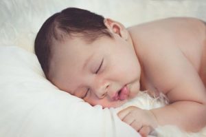 Os bebês menores de seis meses não sabem respirar pela boca