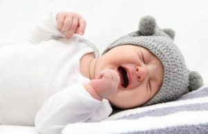 Se o bebê chora insistentemente, pode ser cólica